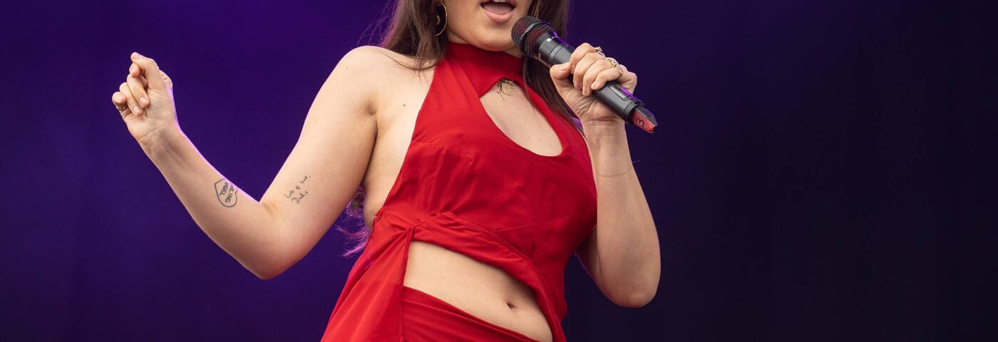 Mae Muller parle du Club NME et d'être « en paix » avec l'Eurovision