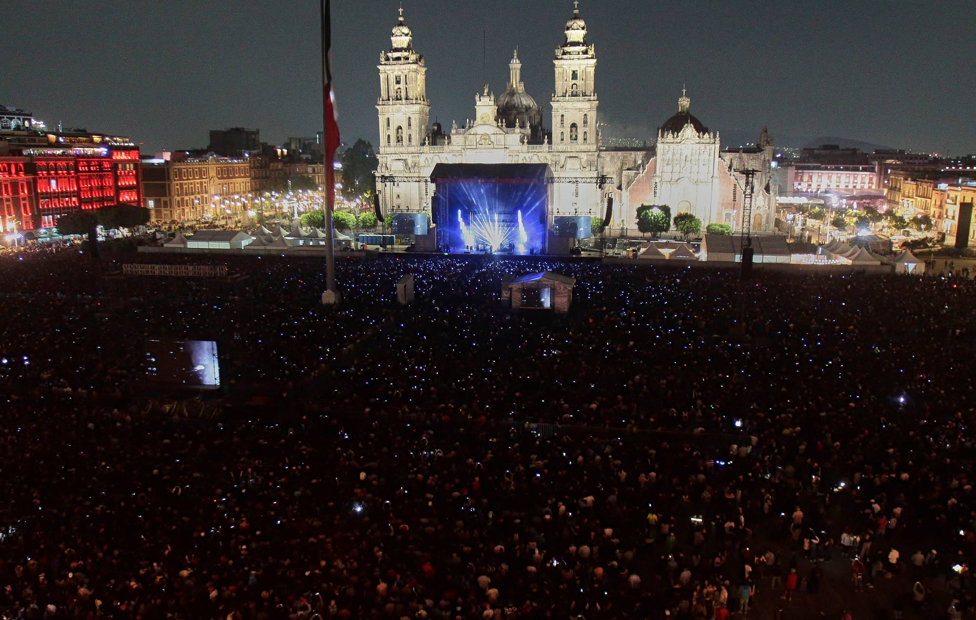   Interpol se produisant lors d'un concert au Zocalo le 20 avril 2024 à Mexico, Mexique.  (Photo de Medios y Media/Getty Images)
