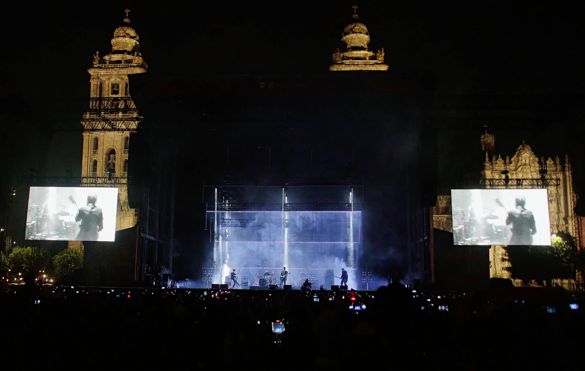   Interpol se produisant lors d'un concert au Zocalo le 20 avril 2024 à Mexico, Mexique.  (Photo de Medios y Media/Getty Images)