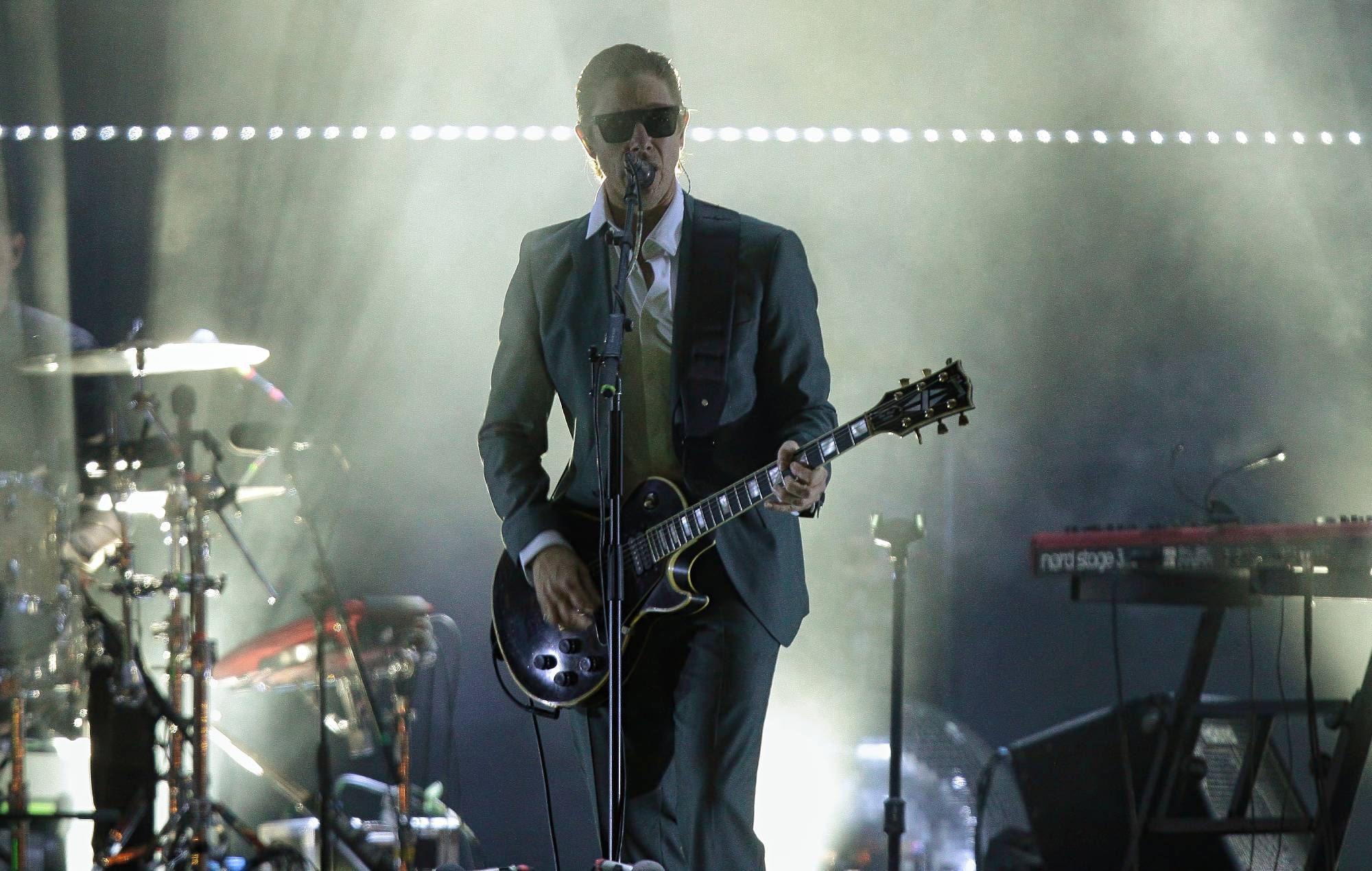 Le groupe Paul Banks d'Interpol se produit lors d'un concert au Zocalo le 20 avril 2024 à Mexico, au Mexique.  (Photo de Medios y Media/Getty Images)