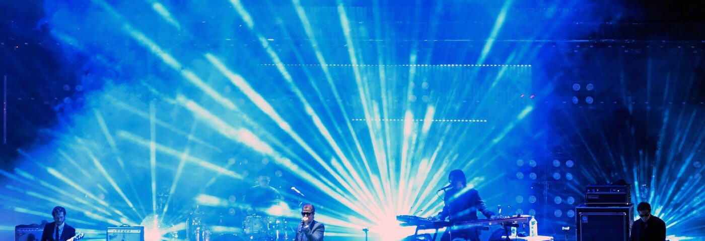 Regardez Interpol jouer le plus grand spectacle de sa carrière à Mexico devant plus de 150 000 fans.