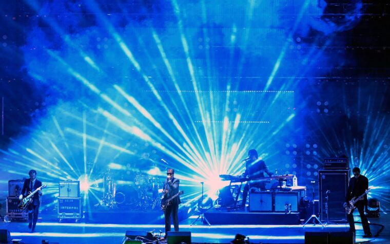 Regardez Interpol jouer le plus grand spectacle de sa carrière à Mexico devant plus de 150 000 fans.