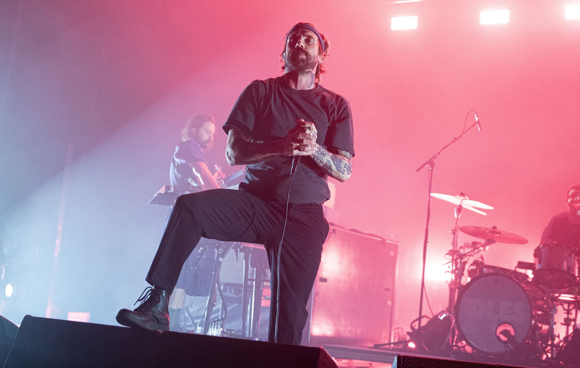 Joe Talbot du groupe britannique Idles se produit en direct sur scène lors d'un concert à Max-Schmeling-Halle le 15 mars 2024 à Berlin, en Allemagne.