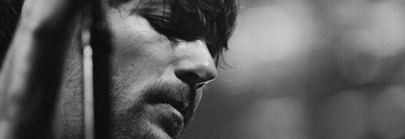 Louis Tomlinson partage un album surprise « Live », enregistré sur 15 concerts