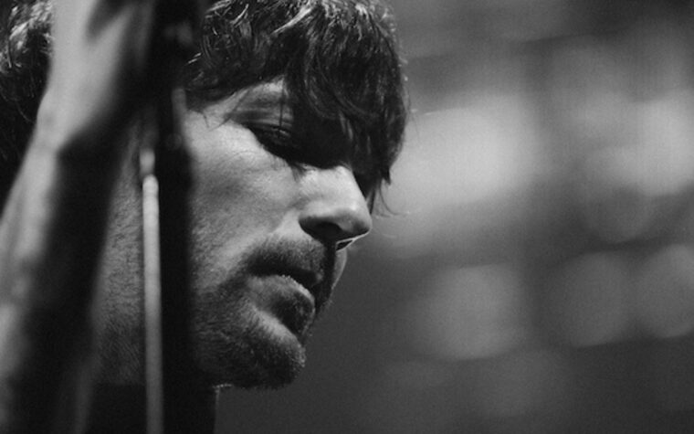 Louis Tomlinson partage un album surprise « Live », enregistré sur 15 concerts