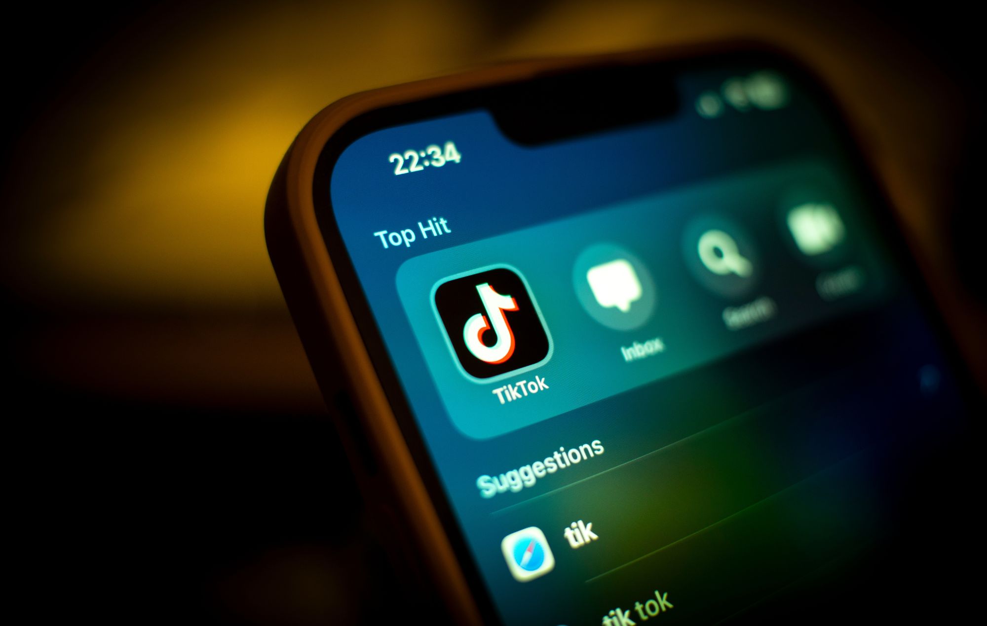L'application TikTok est vue sur un iPhone sur cette photo d'illustration le 25 avril 2023 à Varsovie, en Pologne.