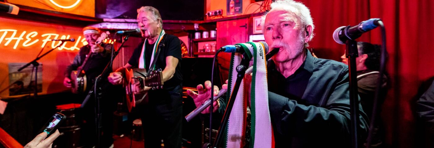 Wolfe Tones donne un concert surprise dans un pub londonien et parlez-nous de leur impact sur la musique irlandaise