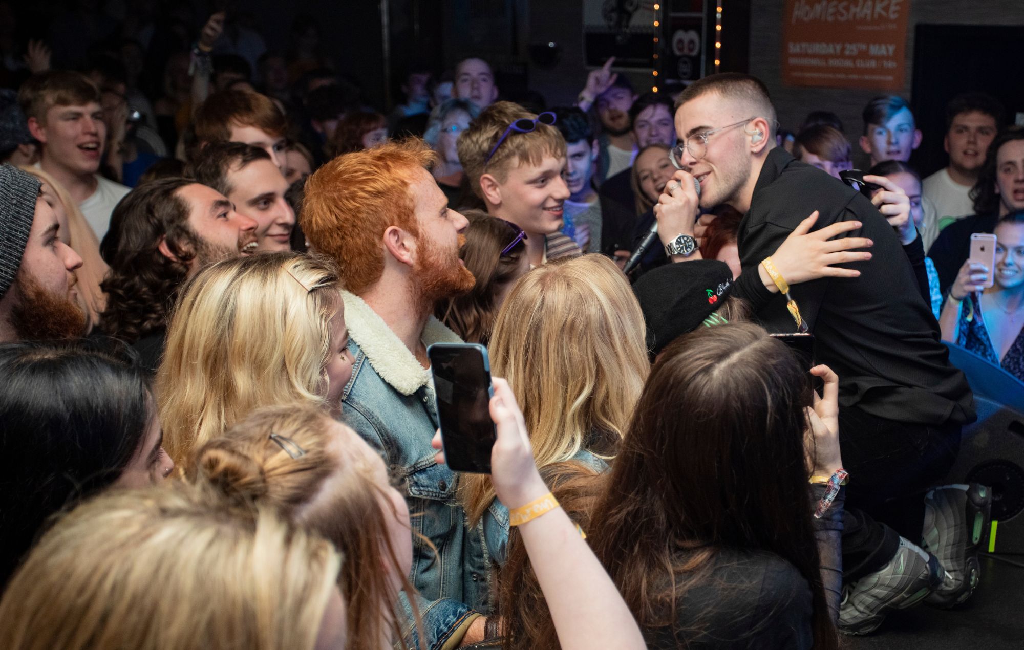 Murray Matravers de Easy Life se produit sur scène au Brudenell Social Club lors du festival Live At Leeds le 4 mai 2019 à Leeds, en Angleterre.