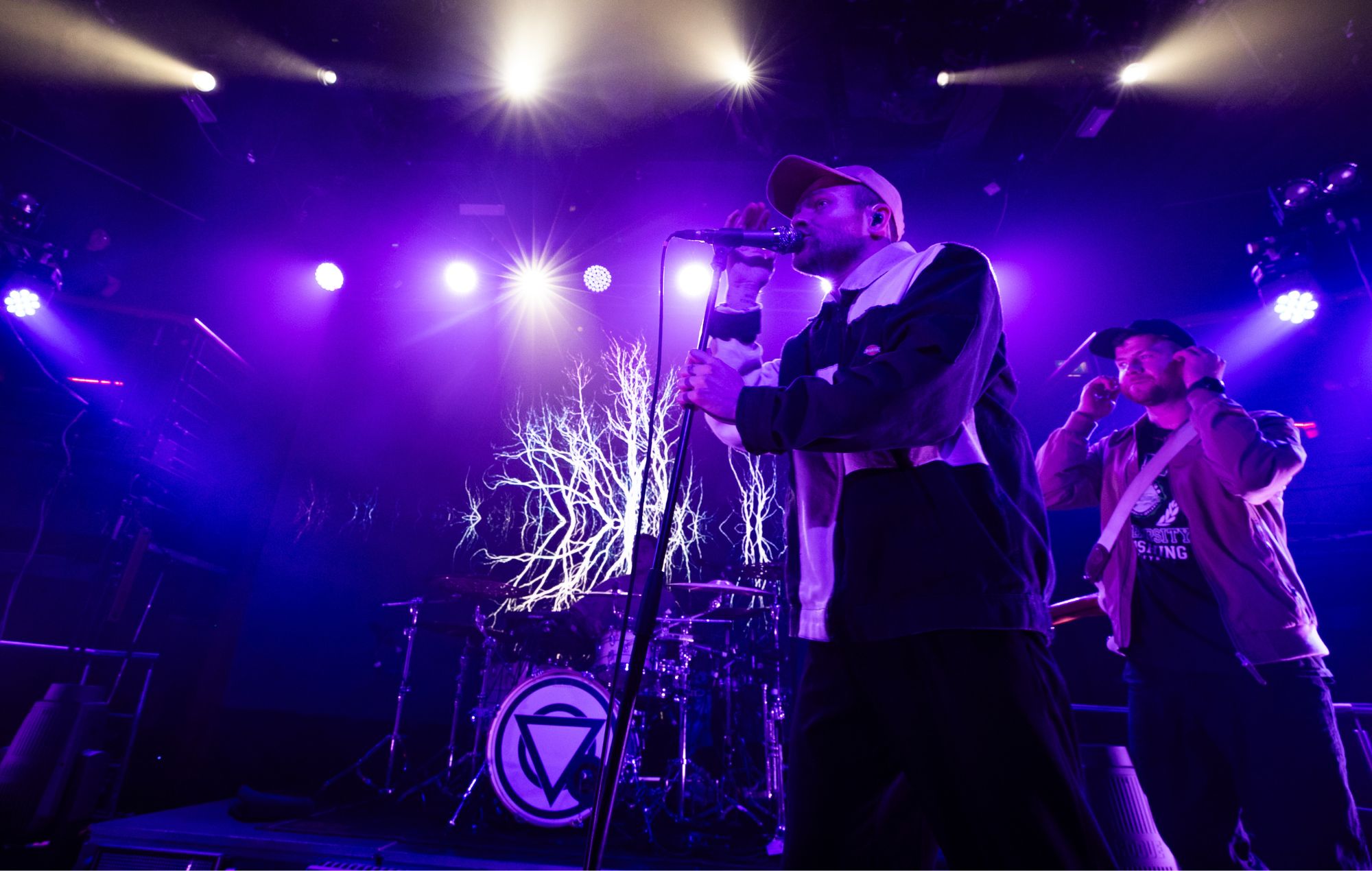 Rou Reynolds d'Enter Shikari se produit à l'Academy Dublin le 21 mars 2024 à Dublin, en Irlande. 