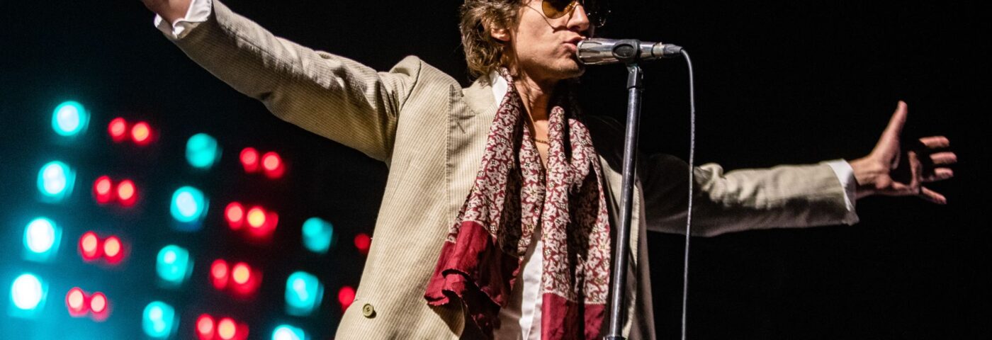 Un photographe partage l'histoire « émotionnelle » d'une séance photo surprise après avoir rencontré le « héros » Alex Turner dans un train