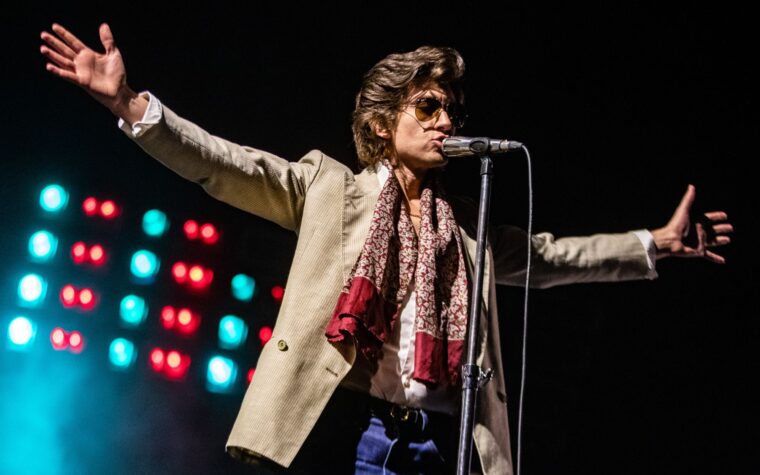 Un photographe partage l'histoire "émotionnelle" d'une séance photo surprise après avoir rencontré le "héros" Alex Turner dans un train