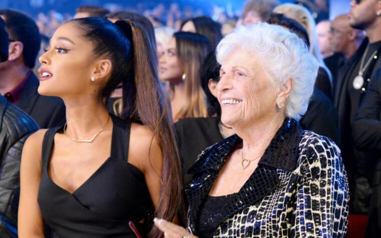 Ariana Grande célèbre sa "belle Nonna" qui entre dans l'histoire des charts américains