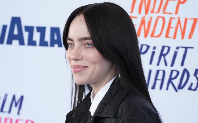 Billie Eilish parle de dysmorphie corporelle et de la façon dont le « plaisir personnel » l'a aidée à vaincre l'insécurité et à se sentir « autonome et à l'aise »