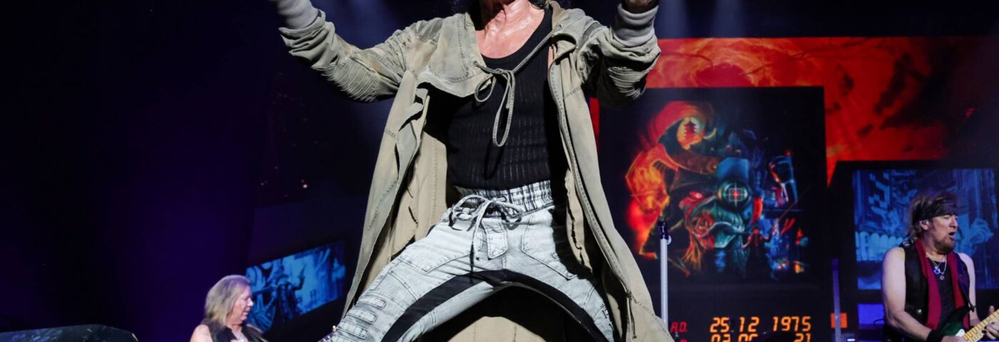 Bruce Dickinson d'Iron Maiden dénonce un fan qui fume après l'explosion d'une vape pendant un concert