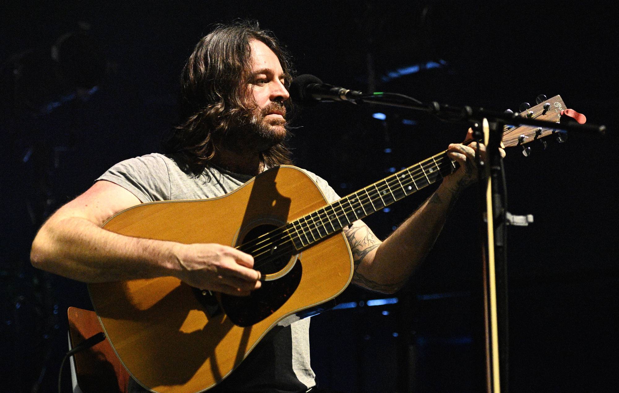 Daragh Lynch de Lankum se produit sur scène au Roundhouse le 13 décembre 2023 à Londres, en Angleterre.  (Photo de Gus Stewart/Redferns)