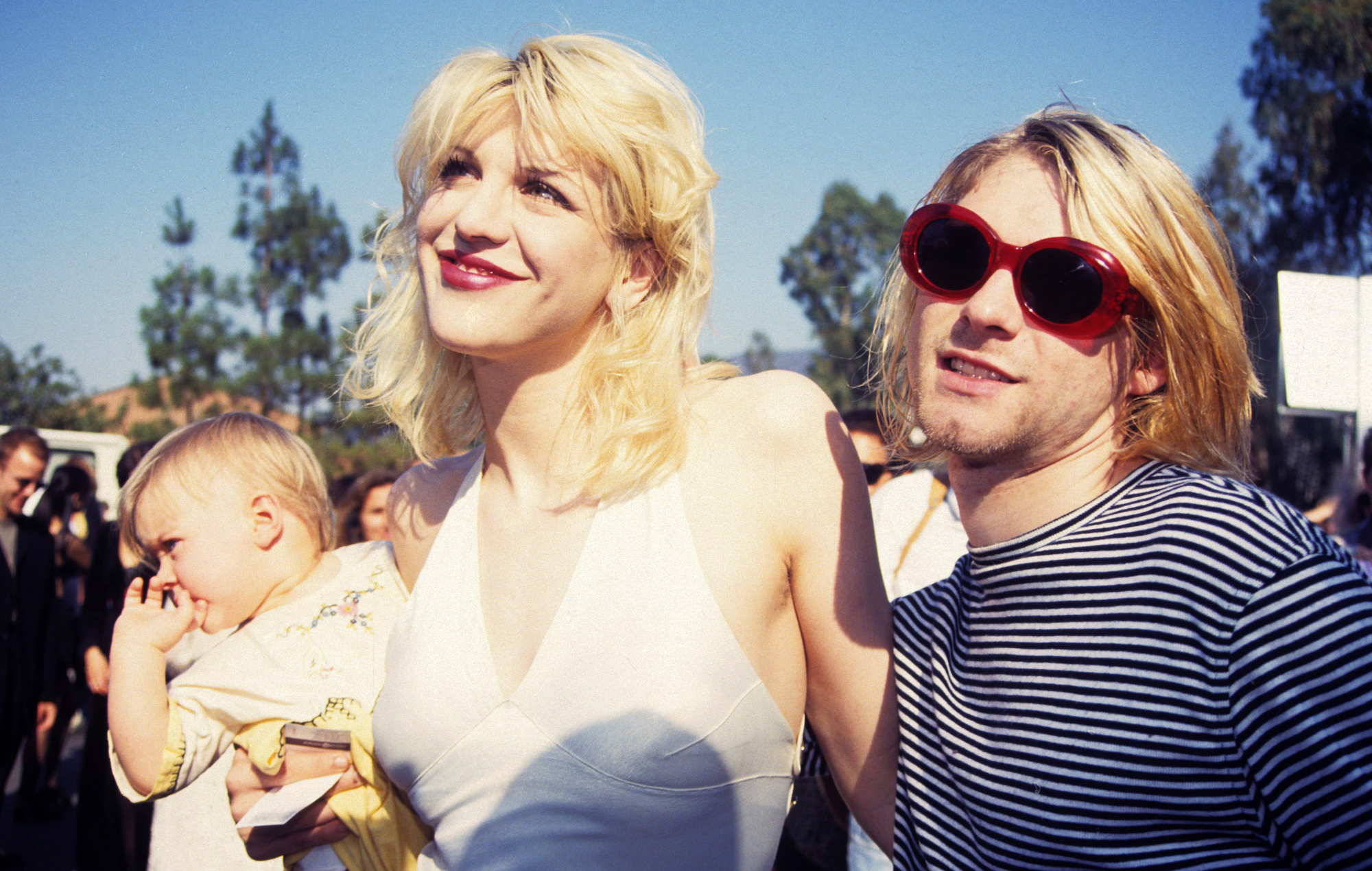 Courtney Love et Kurt Cobain, avec leur fille Francis Bean Cobain, aux MTV Video Music Awards 1993.  Crédit : Terry McGinnis/WireImage