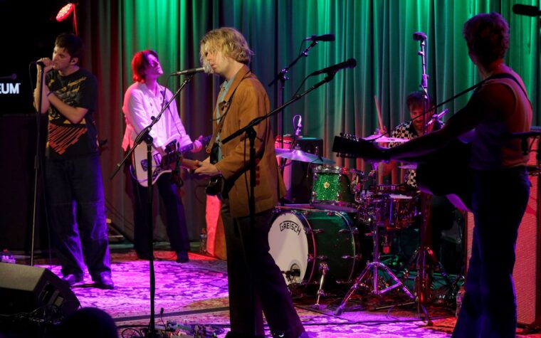 Des images refont surface de la pré-célébrité de Fontaines DC couvrant "Reptilia" des Strokes en 2014