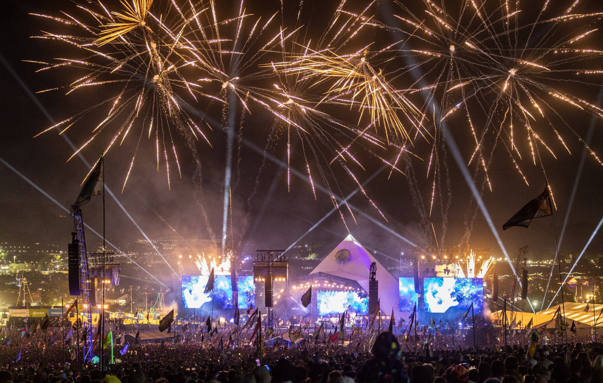Des feux d'artifice illuminent le ciel nocturne alors que les foules se rassemblent pour regarder Elton John se produire sur la scène principale de la Pyramide le jour 5 du festival de Glastonbury 2023 qui s'est tenu à Worthy Farm, Pilton, le 25 juin 2023.
