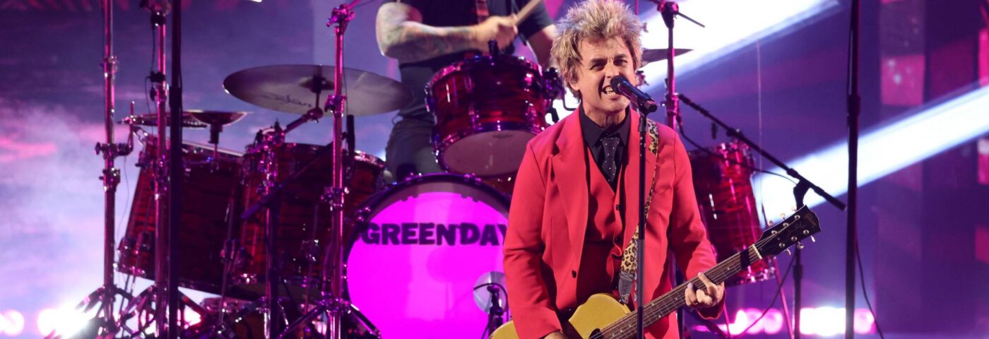 Green Day présente la tournée mondiale « Saviors » en interprétant « Dookie » et « American Idiot » en intégralité lors d'un concert intimiste dans un club