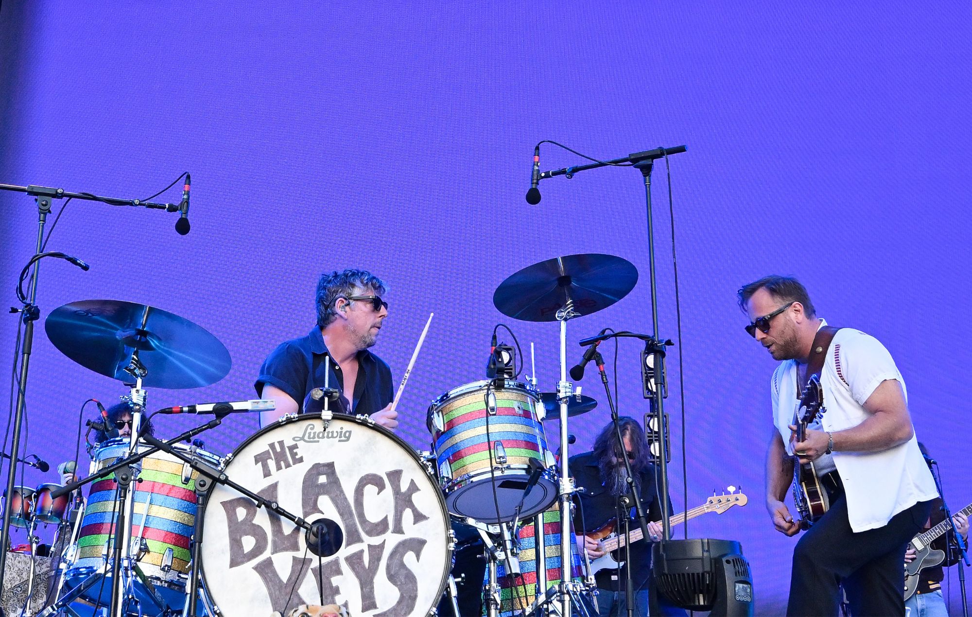   Patrick Carney et Dan Auerbach des Black Keys se produisent sur scène lors du March Madness Music Festival 2024 au Margaret T. Hance Park le 7 avril 2024 à Phoenix, Arizona.