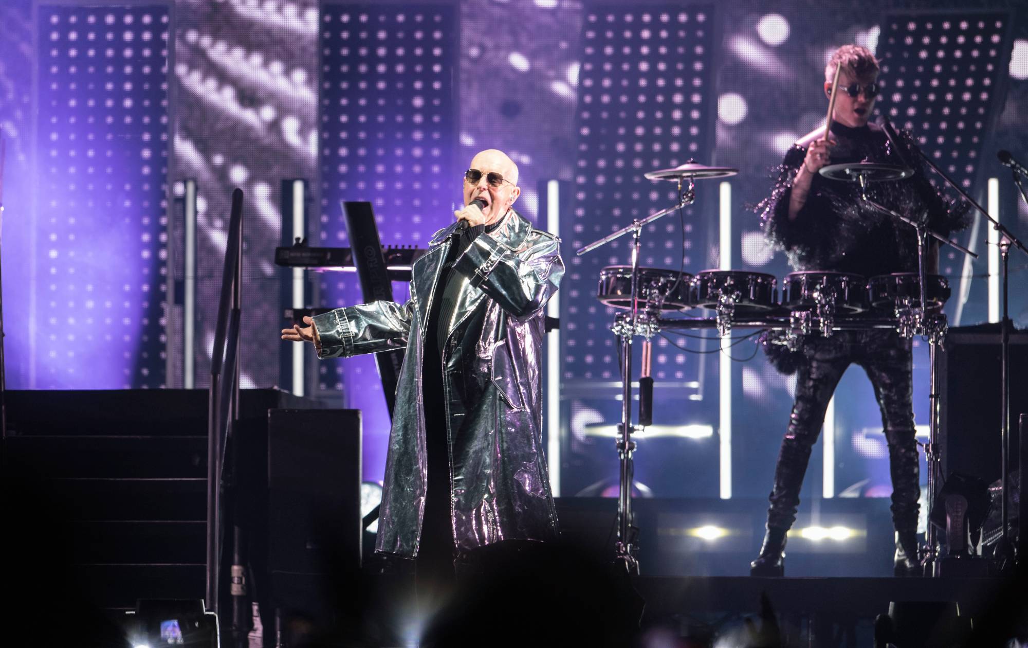 Neil Tennant des Pet Shop Boys se produit à la Lanxess-Arena le 1er juillet 2023 à Cologne, en Allemagne. (Photo de Marc Pfitzenreuter/Redferns)