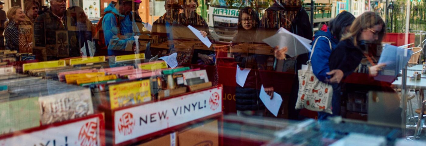 Le Record Store Day 2024 incite les fans à faire la queue tôt pour récupérer les éditions limitées