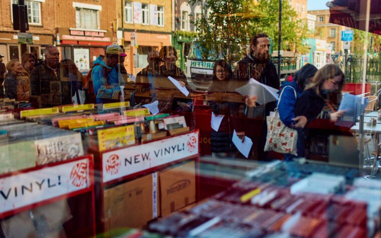 Le Record Store Day 2024 incite les fans à faire la queue tôt pour récupérer les éditions limitées