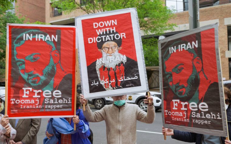 Le rappeur iranien Toomaj Salehi condamné à mort pour avoir manifesté contre le gouvernement