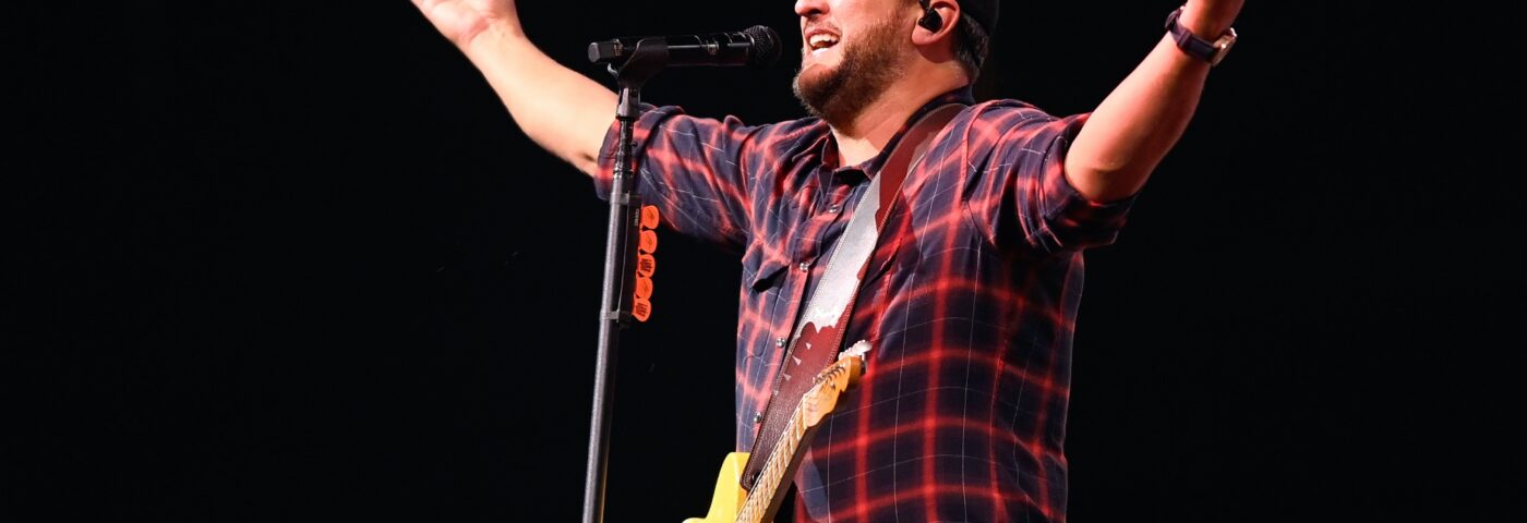 Luke Bryan tombe sur scène après avoir glissé sur le téléphone d'un fan