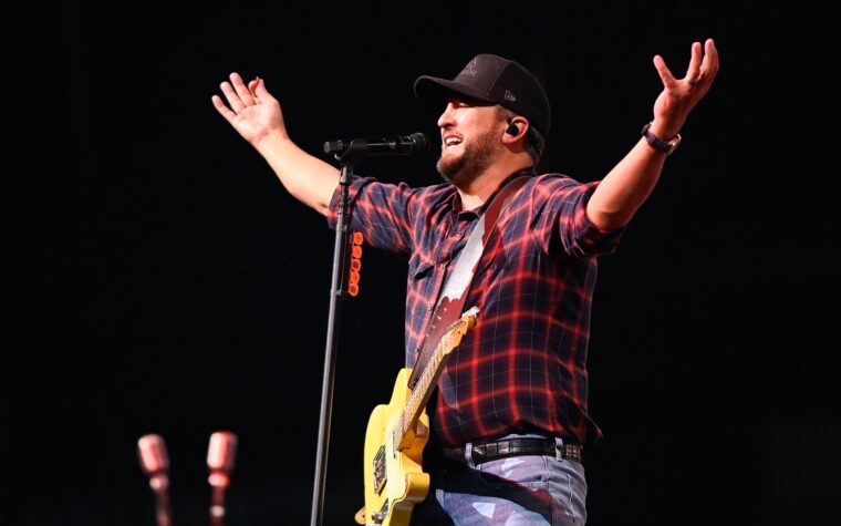 Luke Bryan tombe sur scène après avoir glissé sur le téléphone d'un fan