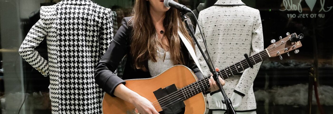 Madi Diaz, guitariste et artiste solo de Harry Styles, s'en prend à Delta Airlines après des dommages « dévastateurs » à sa guitare pendant 20 ans