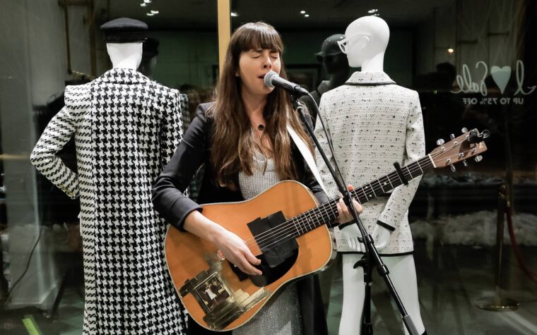 Madi Diaz, guitariste et artiste solo de Harry Styles, s'en prend à Delta Airlines après des dommages "dévastateurs" à sa guitare pendant 20 ans