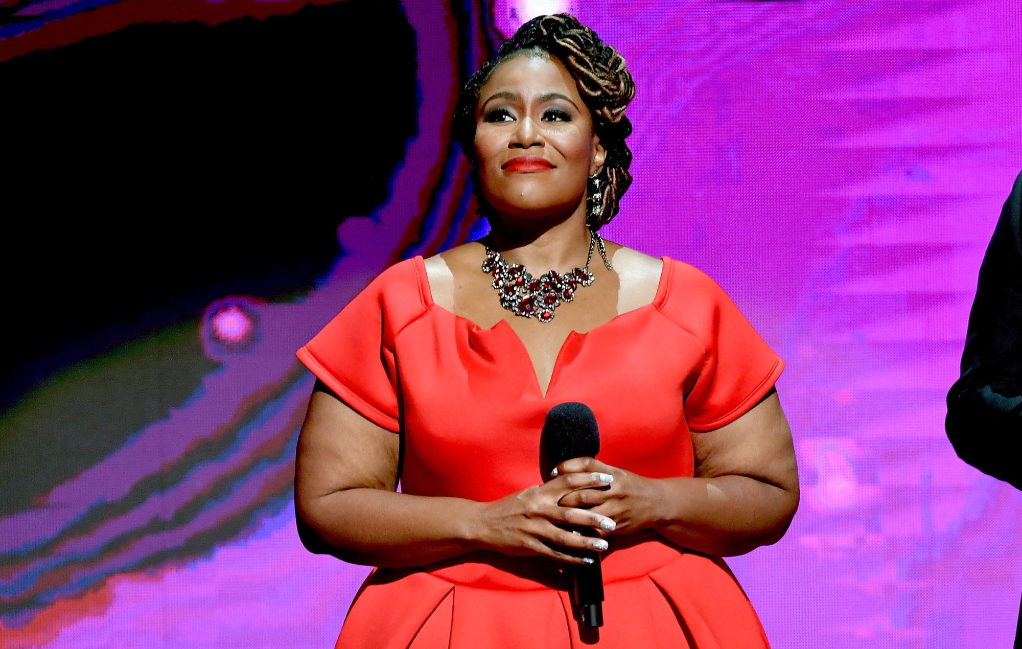 Mandisa se produit sur scène lors de la 6e édition annuelle des KLOVE Fan Awards au Grand Ole Opry le 27 mai 2018 à Nashville, Tennessee. 