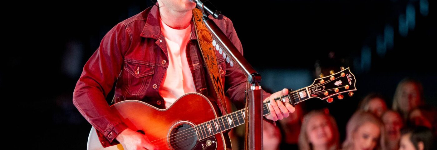 Morgan Wallen s'excuse d'avoir jeté sa chaise du toit d'un bar