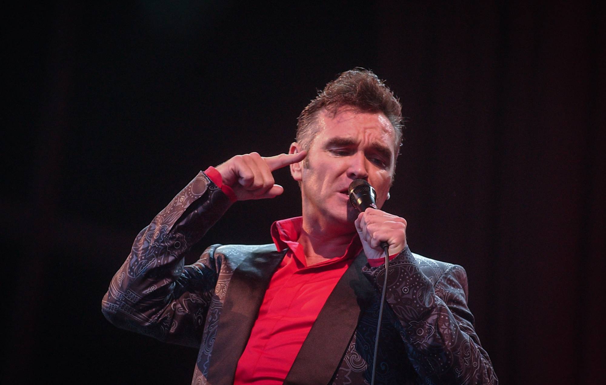 Morrissey se produit sur la scène principale de la Pyramide lors du Glastonbury Festival 2004 qui se tient à Worthy Farm, à Pilton, Somerset.  Crédit : Matt Cardy/Getty Images