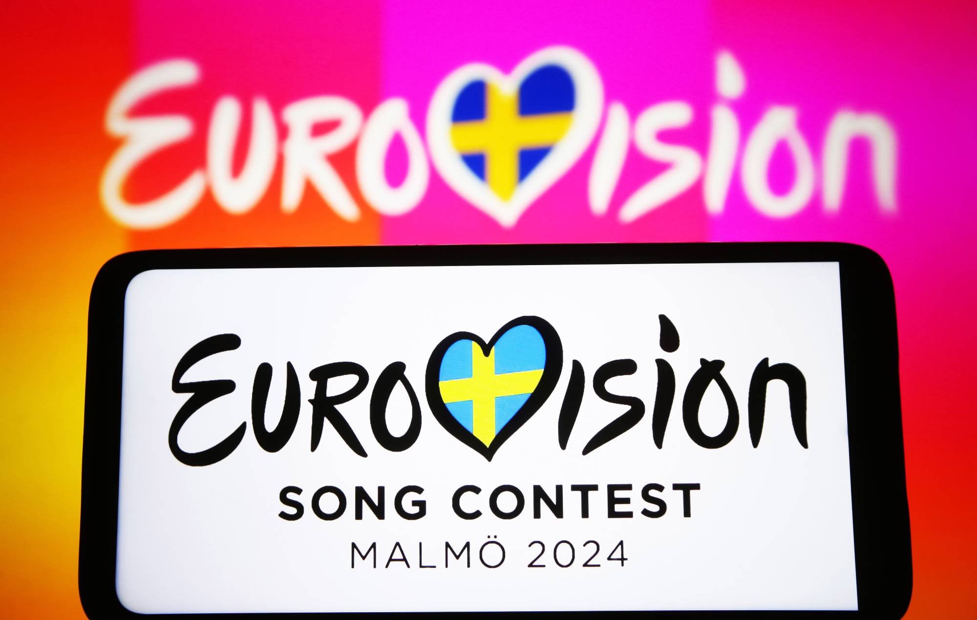 Sur cette illustration photo, le logo du Concours Eurovision de la chanson 2024 (ESC) est visible sur un smartphone et un écran d'ordinateur.  Le Concours Eurovision de la chanson 2024 devrait avoir lieu en mai 2024 à Malmö en Suède.  (Illustration photo par Pavlo Gonchar/SOPA Images/LightRocket via Getty Images)