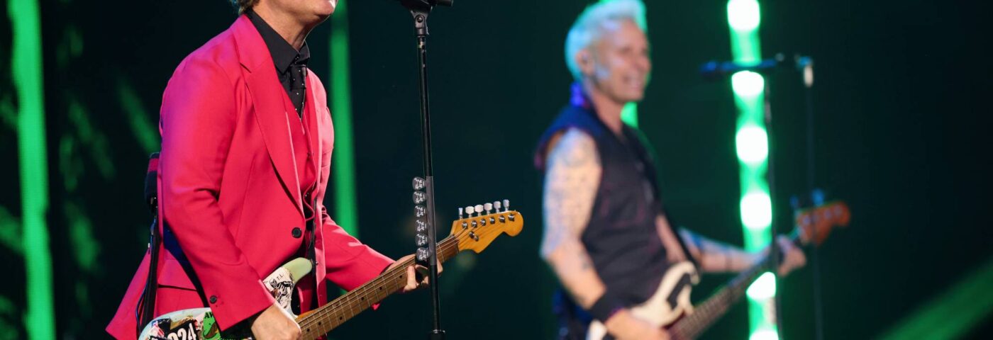 Regardez Billie Joe Armstrong et Mike Dirnt de Green Day jouer des reprises avec l'ancien bassiste de Van Halen qui a « changé l'histoire du rock'n'roll ».