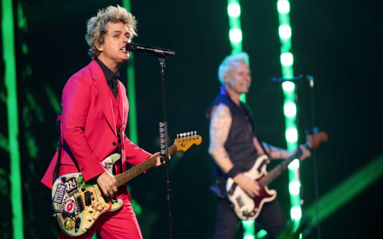 Regardez Billie Joe Armstrong et Mike Dirnt de Green Day jouer des reprises avec l'ancien bassiste de Van Halen qui a « changé l'histoire du rock'n'roll ».