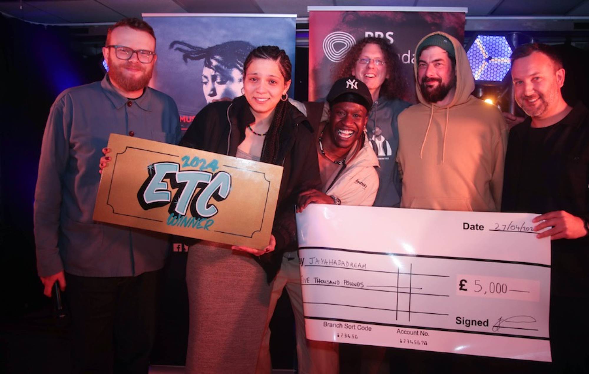 JayaHadADream au Glastonbury 2024 Emerging Talent Competition, avec Huw Stephens.  Crédit : Presse/Glastonbury/fourni