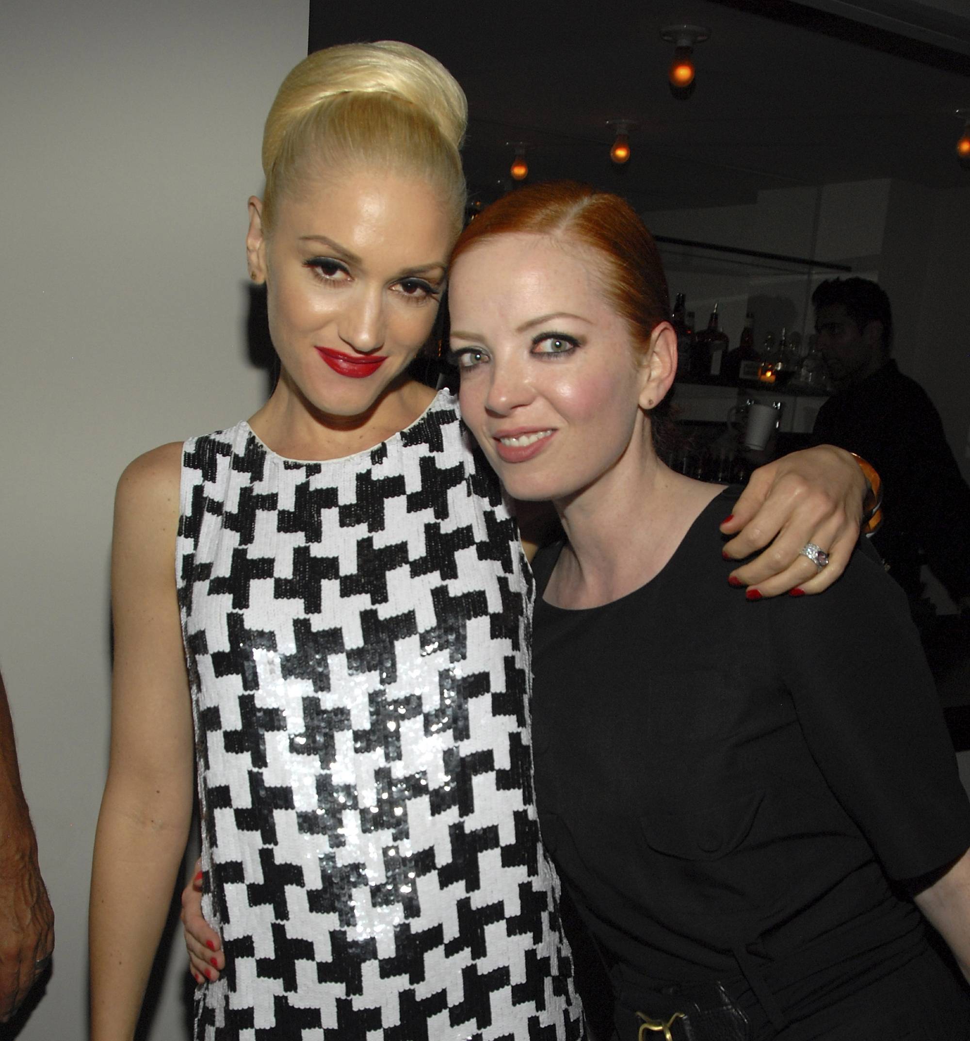 Gwen Stefani et Shirley Manson assistent à la soirée InStyle pour célébrer la couverture de Gwen Stefani et le lancement de L Fragrance au Gramercy Park Hotel le 5 septembre 2007 à New York.  (Photo de Kevin Mazur/WireImage)