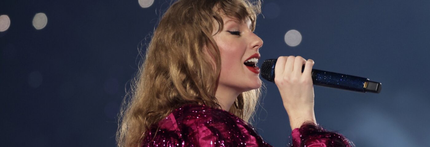 Taylor Swift déplace 270 000 unités du « Département des poètes torturés » pour devenir numéro un au Royaume-Uni et égaler le record de Madonna