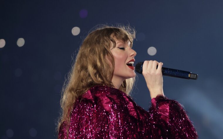 Taylor Swift déplace 270 000 unités du « Département des poètes torturés » pour devenir numéro un au Royaume-Uni et égaler le record de Madonna