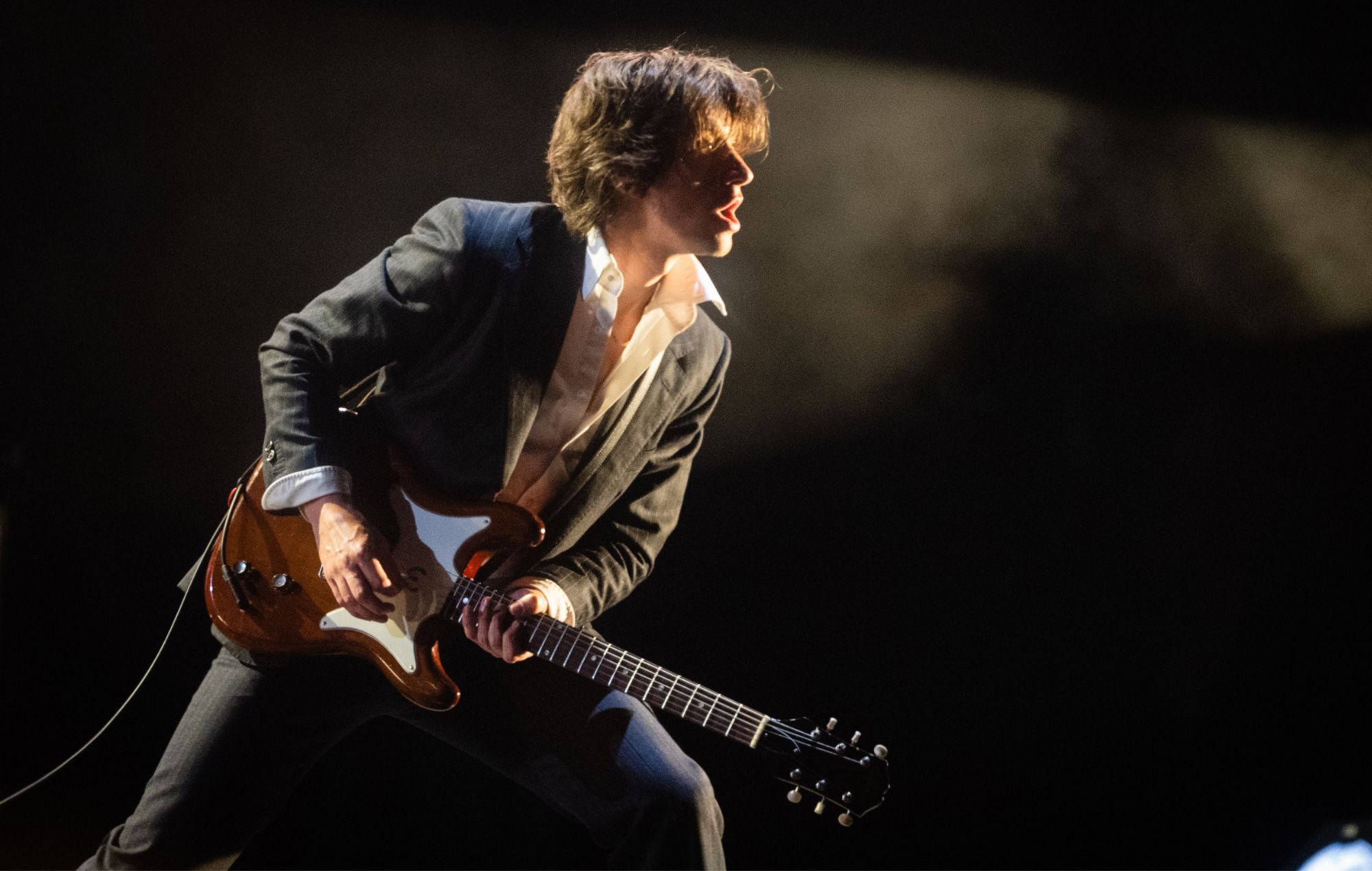 Alex Turner d'Arctic Monkeys se produit en tête d'affiche du groupe Pyramid Stage lors du troisième jour du Glastonbury Festival 2023, le 23 juin 2023 à Somerset, au Royaume-Uni.