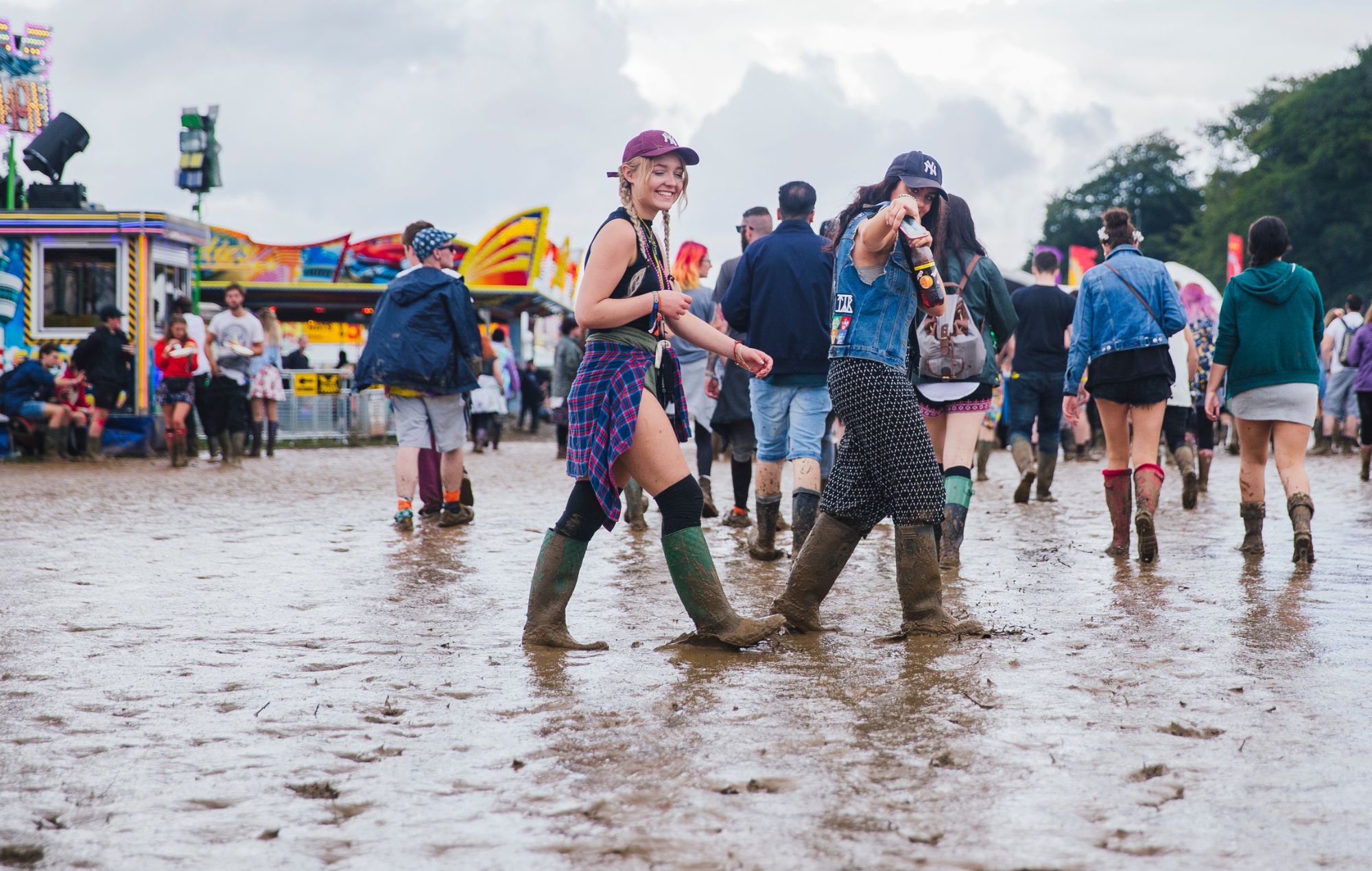 Vue générale des festivaliers dans la boue lors d'un festival en Angleterre 