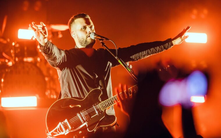 White Lies célèbre "Ritual" et "BIG TV" avec des émissions intimistes au Royaume-Uni et en Europe