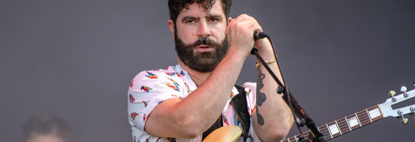 Yannis Philippakis dit que le prochain album « pourrait être le meilleur disque des Foals à ce jour »