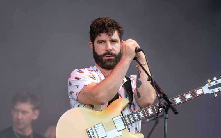 Yannis Philippakis dit que le prochain album « pourrait être le meilleur disque des Foals à ce jour »