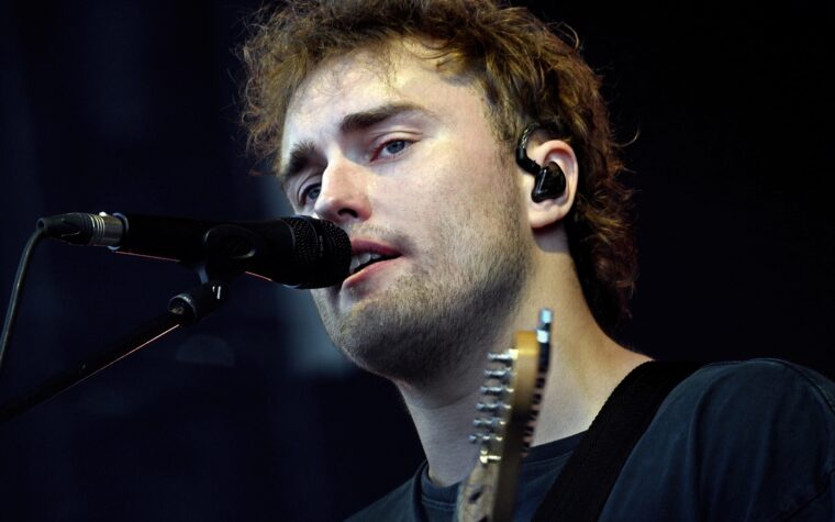 Sam Fender partage la mise à jour de son nouvel album et dit qu'il s'est "précipité" pour sortir "Seventeen Going Under"