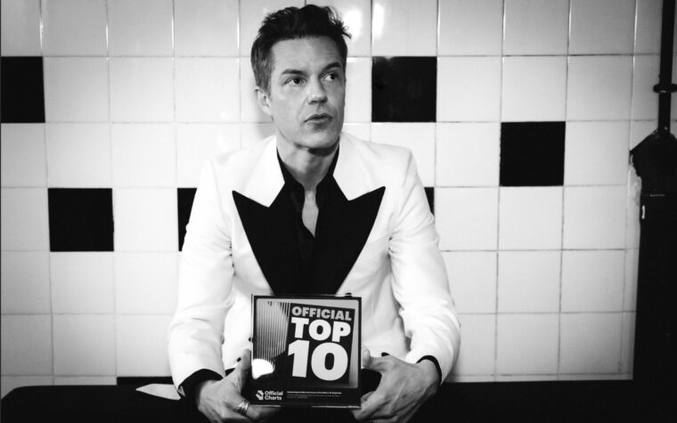 "Mr Brightside" des Killers dépasse "Wonderwall" d'Oasis et bat un énorme record de singles au Royaume-Uni