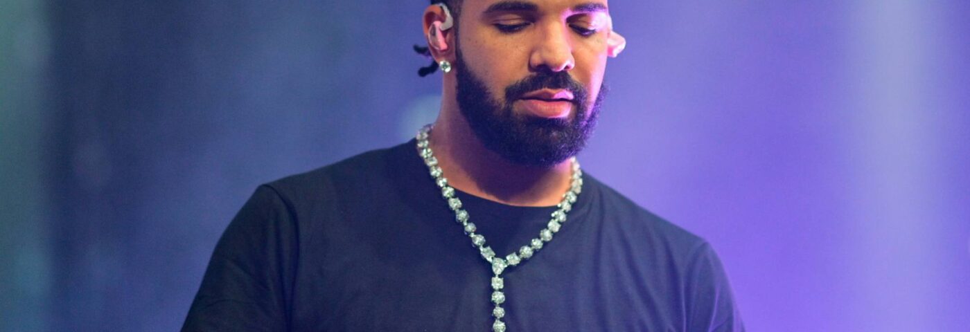 Drake demande à l'hélicoptère de presse de Toronto d'arrêter de survoler son manoir alors qu'un troisième intrus est arrêté